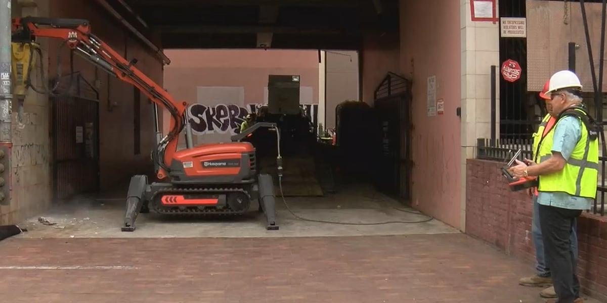 Photo: hawaiinewsnow.com Honolulu uses demolition robots to clear Waikiki site