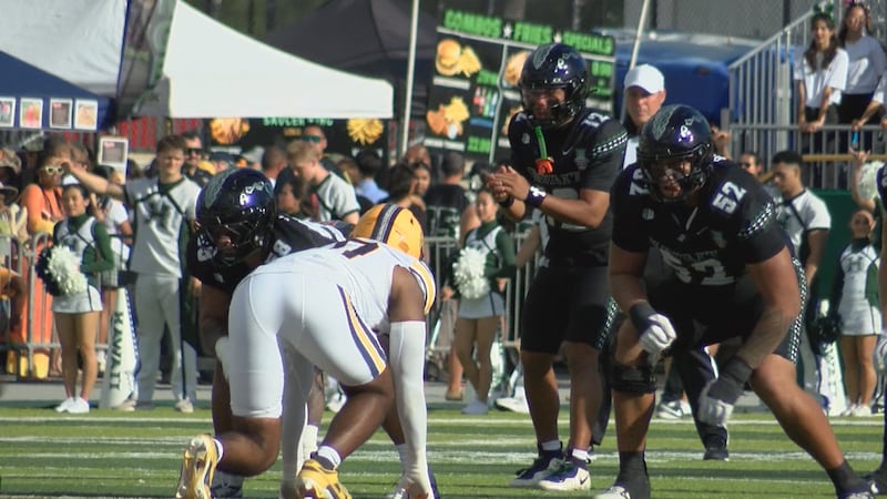 Thousands of fans packed the stands of the Clarence TC Ching Athletic Complex in a Hawaii bowl...