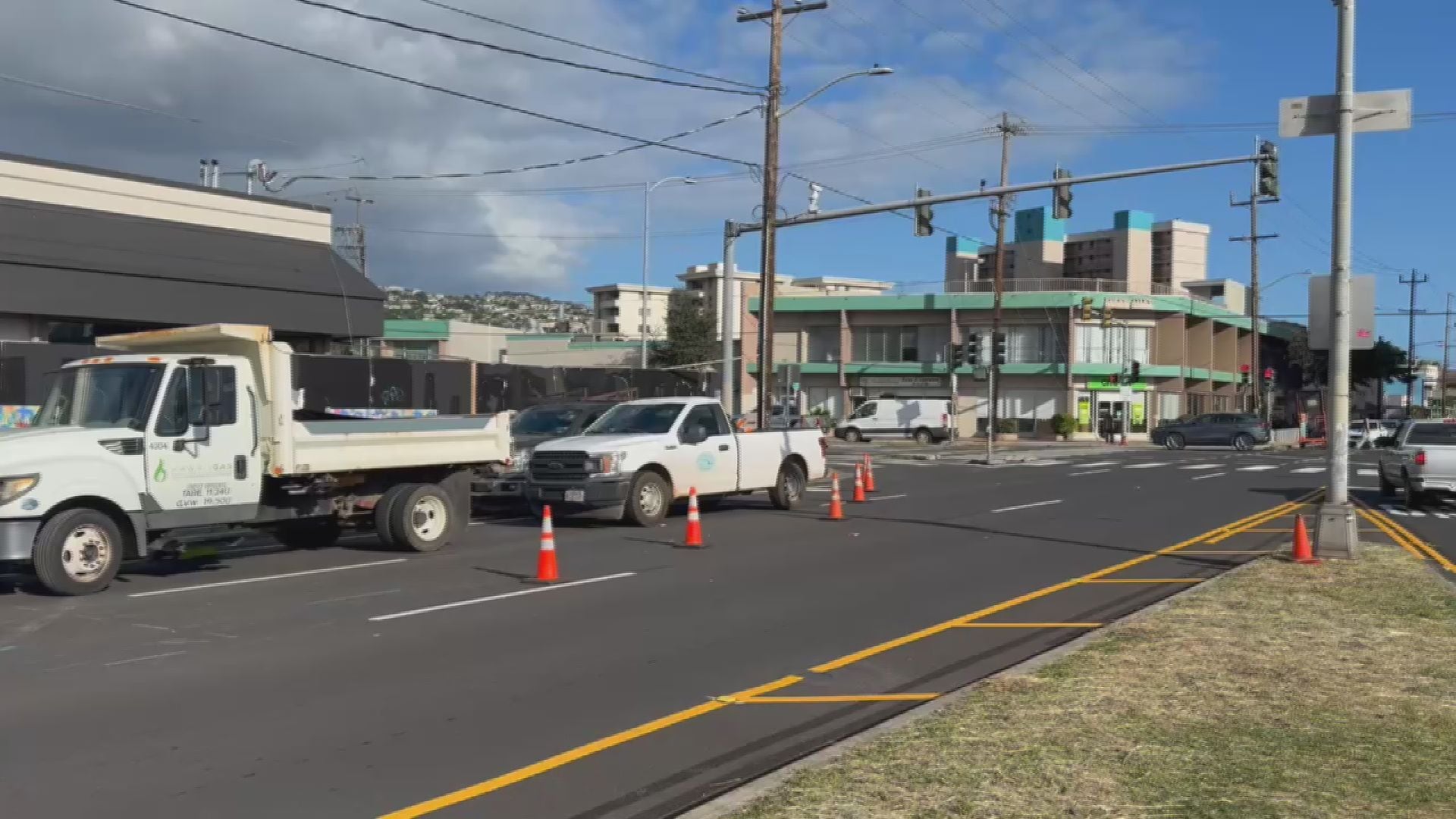 Water main break closes lanes on South Beretania Street in Moiliili