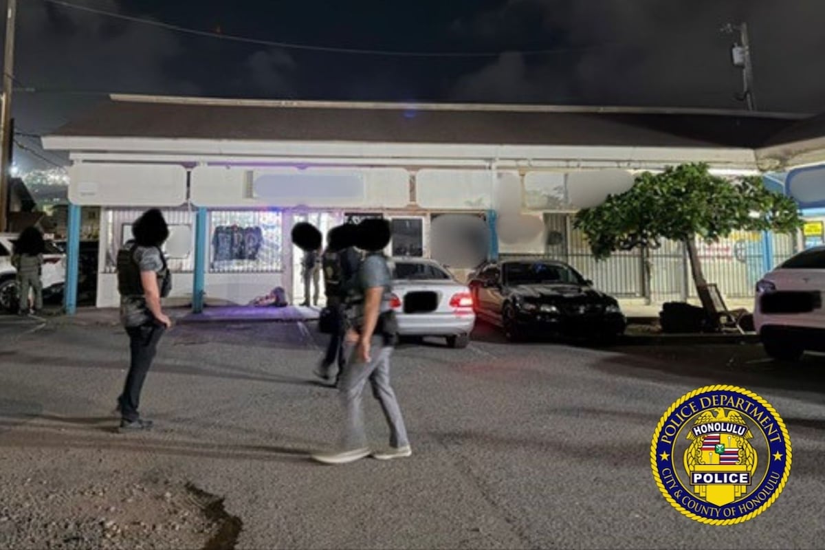 Police execute search of illegal gambling room in Kalihi, 12 machines ...