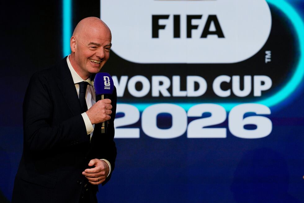 El presidente de la FIFA, Gianni Infantino, habla durante la revelación del calendario de...