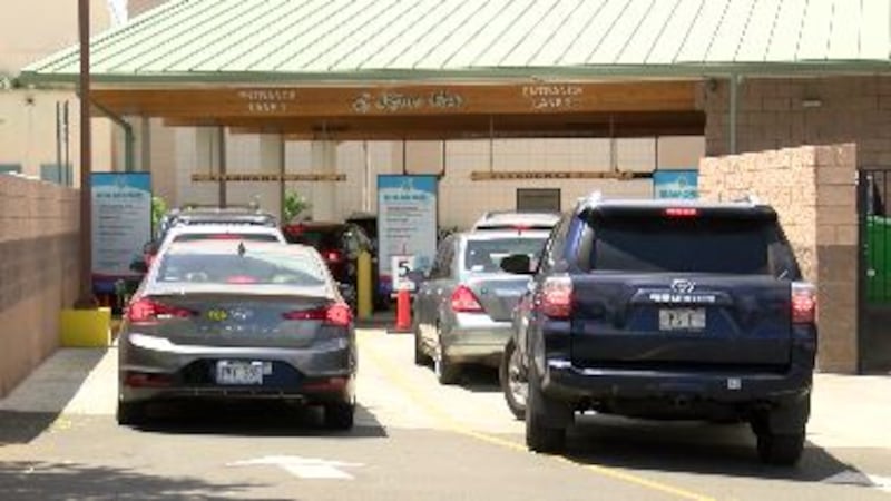 Lines of cars waited to pull into Flagship Car Wash in Waipio Friday.