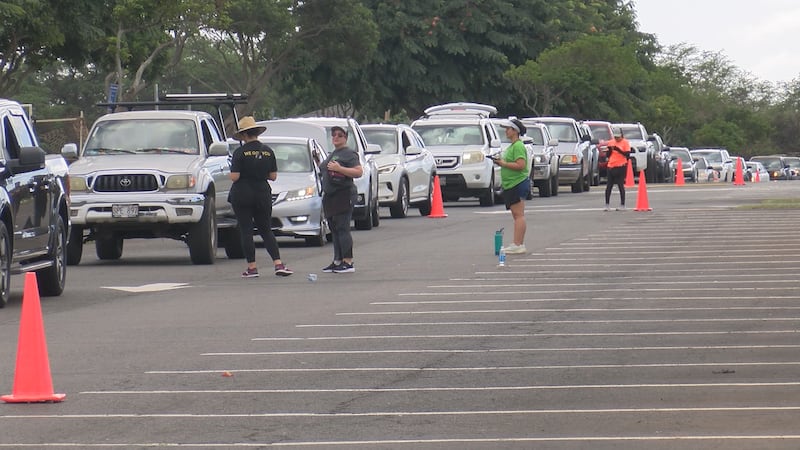 As the federal shutdown continues, hundreds of Hawai‘i families are turning to food drives to...