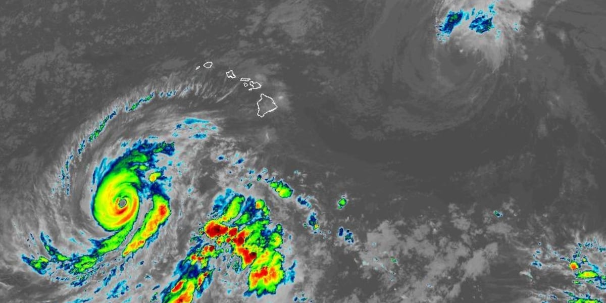 Photo: Hawaii News Now Hurricane Lowell Threatens Kauaʻi County as State of Emergency Declared