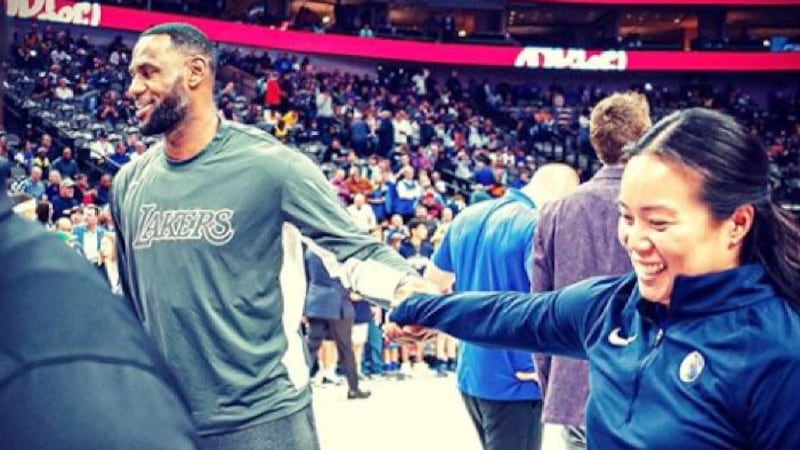 Former Honolulu native Heather Mau acknowledges Lebron James before tipoff in Dallas.