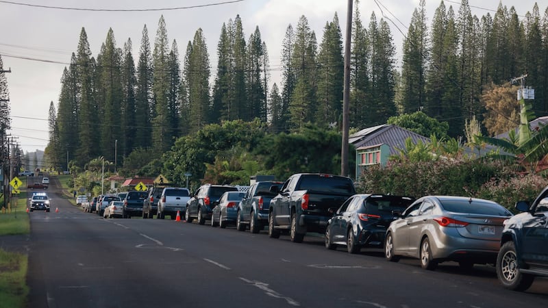 Long gas line on Lana'i after damaged harbor's closure.
