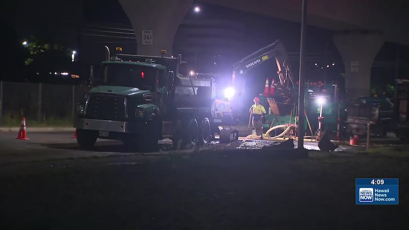The right and middle eastbound lanes will remain closed between Kaonohi and Pali Momi Streets.