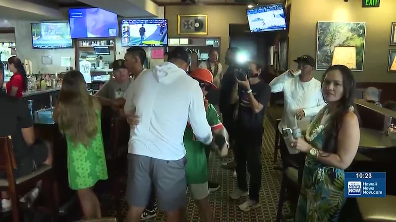 UH fans packed Ruby Tuesday Hawaii in Moanalua for “Tailgate with Timmy,” raising money for UH...