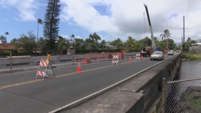 While crews work on the North Kalaheo Avenue Bridge, daytime contraflow hours will be extended.