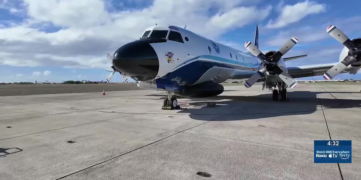 Coverage image for: Hurricane hunters fly through Hurricane Lowell as it nears Hawaii
